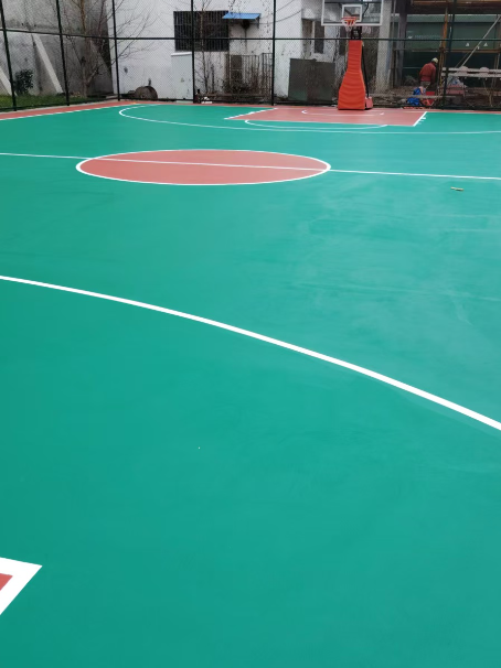 蒸湘 球场长期使用易出现地面开裂